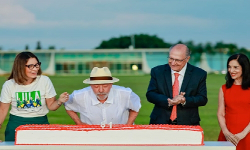 Em celebração dos 81 anos, Lula volta a agradecer ao povo e se comove com idosos