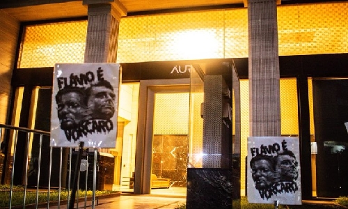 ‘Flávio é Vorcaro’: Levante Popular da Juventude denuncia ‘aliança criminosa’ entre ex-banqueiro e clã Bolsonaro em prédio símbolo do Master