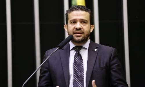 Janones promete revelar segredo sobre 'Mariana' e reacende polêmica das rachadinhas