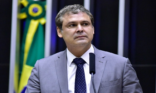 Lindbergh desmascara Flávio Bolsonaro e detona Milei por show de grosserias e interferência golpista