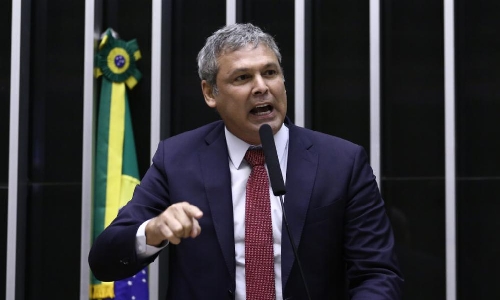 Lindbergh pede ao STF bloqueio de R$ 72 milhões em bens de Flávio Bolsonaro