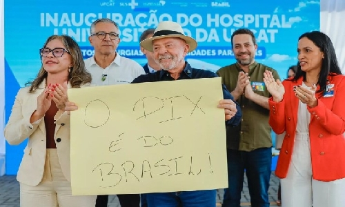 Lula ergue faixa em defesa do Pix, desmascara mentiras de Trump e esculacha o clã Bolsonaro: 
