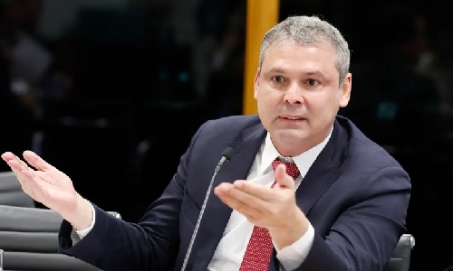 PÂNICO NO CLÃ: Lindbergh exige investigação sobre elo entre Flávio Bolsonaro e banqueiro do 