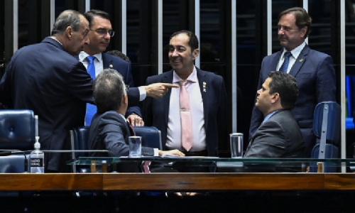 Revelações sobre elo entre Flávio Bolsonaro e Vorcaro implodem articulação do Centrão
