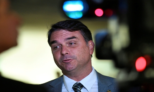 Vídeo de apoio a Flávio Bolsonaro foi ENCENAÇÃO a pedido de Jair Bolsonaro, revelam bastidores
