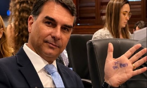 Em Nota Oficial, governo Lula acusa Flávio Bolsonaro de traição após apoio a tarifas de Trump