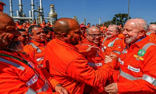 Lula assina contratos para retomar obra em fábrica de fertilizantes