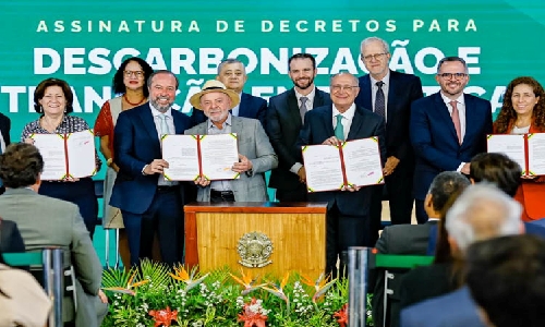 Lula assina decretos para baratear conta de luz e acelerar transição verde