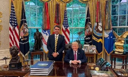 ‘Pet de Trump’: como Flávio Bolsonaro submete-se aos EUA sem que o eleitor dê atenção