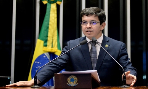 Randolfe Rodrigues reage às ameaças de Donald Trump e avisa que o Brasil pertence aos brasileiros