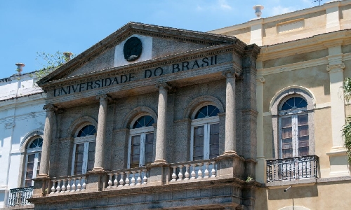 UFRJ desmente que Flávio Bolsonaro fez pós-graduação como consta em seu currículo