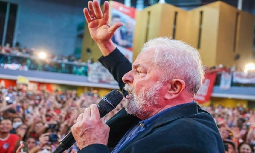 Lula vira o jogo nas redes sociais, supera Flávio Bolsonaro em engajamento e mobiliza apoiadores contra a extrema direita