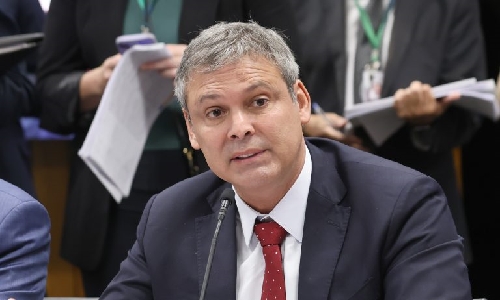 ‘Flávio Bolsonaro não passa de um cínico’, dispara Lindbergh ao citar Vorcaro e Careca do INSS (vídeo)