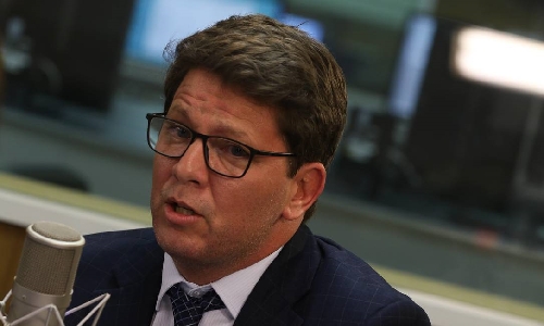 A CASA CAIU! Flávio Dino expõe Mário Frias como CHEFE de quadrilha que desviou dinheiro público até para filme de Bolsonaro