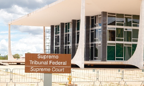 Campanha de Flávio Bolsonaro adota manobra com IA para burlar veto do STF