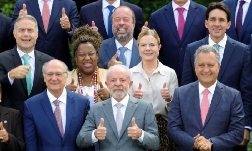 Coligação de Lula exige inelegibilidade de Flávio Bolsonaro por máfia de 