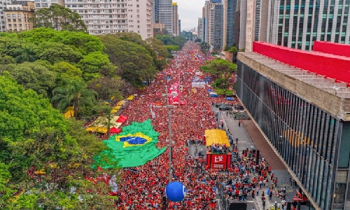 Com multidão na Paulista, Lula celebra apoio da juventude e reforça risco Bolsonaro