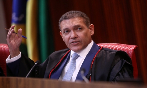 Crise no TSE: ministros acusam Nunes Marques de usurpar competência para blindar Flávio Bolsonaro