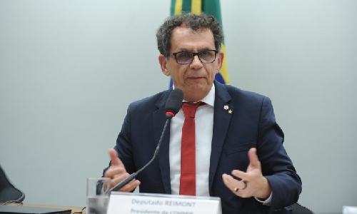Deputado do PT aciona PGR para confiscar passaportes de Flávio Bolsonaro e Valdemar da Costa Neto por risco de fuga