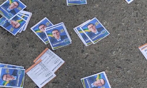 Distribuição de santinhos falsos causa confusão entre 
