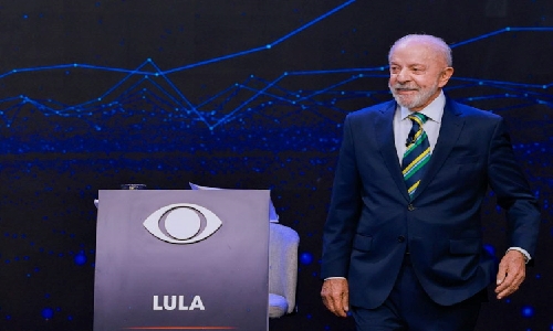 Flávio Bolsonaro foge das perguntas de Lula e troca explicações por ataques em debate