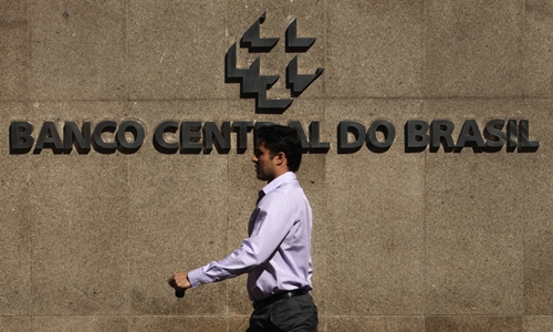 Juros elevados mantêm pressão sobre endividamento das famílias