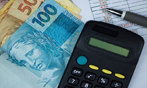 Mercado reduz projeção da Selic para 13,50%