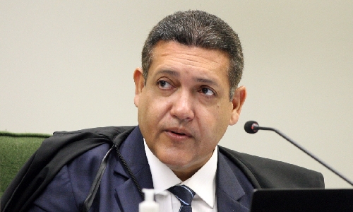 Nunes Marques tenta blindar Flávio Bolsonaro após uso ilegal de inteligência artificial em convenção