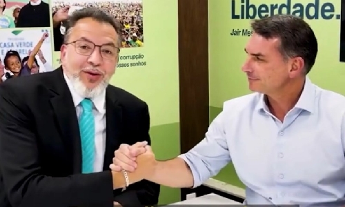 TIRO NO PÉ! Aliado de Flávio Bolsonaro é preso pela PF com fuzil em reduto dominado pela milícia