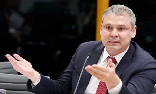 VOLTA PARA A PAPUDA! Lindbergh aciona Moraes e exige revogação da prisão domiciliar de Bolsonaro após farsa ao vivo