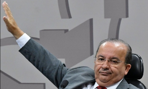 Ataque à educação: nova lei em SC autoriza pais a vetarem aulas dos filhos