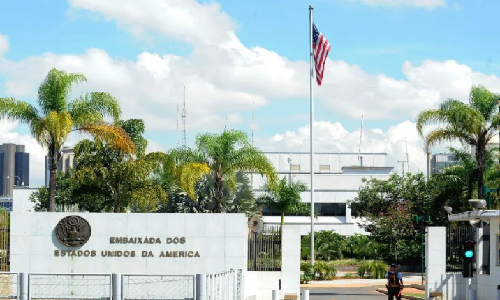 Embaixada dos EUA fecha portas no Brasil após Abin alertar sobre ingerência em favor de Flávio Bolsonaro