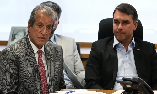 Enrolado no caso Dark Horse, Flávio Bolsonaro sai em defesa de Valdemar e diz que PF atua de “forma seletiva”
