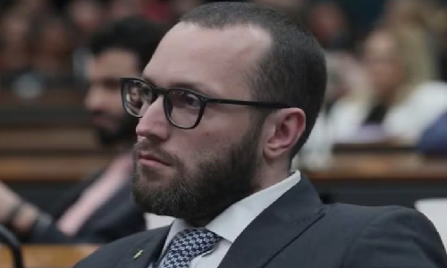Filipe Barros joga culpa em FLÁVIO BOLSONARO por manobras favoráveis a Vorcaro em seu mandato