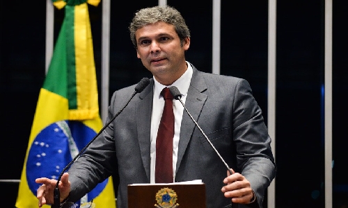 Lindbergh aciona a Polícia Federal e pede quebra total de sigilo de Flávio Bolsonaro
