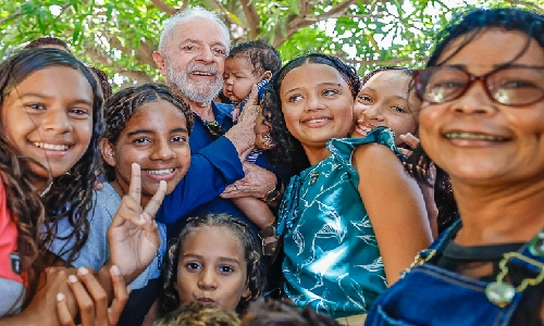 Lula quer cuidar do povo brasileiro. Flávio Bolsonaro ignora os que mais precisam