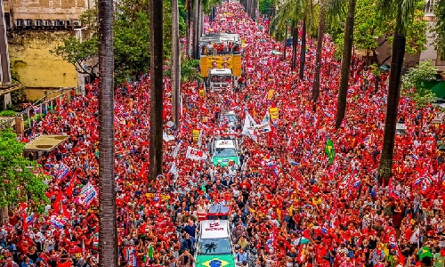 Lula reúne multidão em BH, pede votos para seu time e convoca todas as gerações às urnas