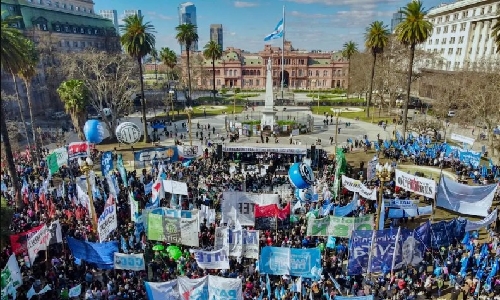Fechamento de 26 mil empresas e endividamento das famílias impulsionam nova onda de protestos contra Javier Milei