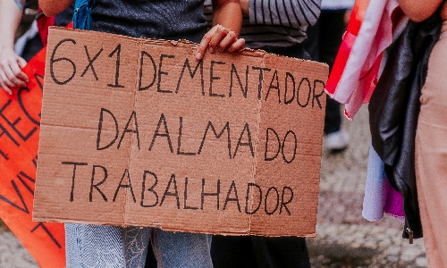 Flávio Bolsonaro abandona campanha para agir contra os trabalhadores e tentar barrar o fim da escala 6x1