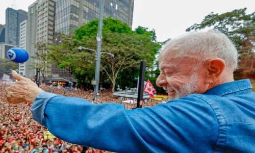 Lula anuncia anistia de dívidas para 4 milhões de MEIs e PEC da tarifa zero no fim de semana