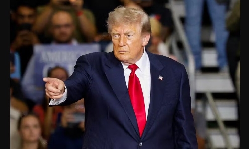 Manifestante interrompe discurso de Trump no Michigan e chama presidente de protetor de pedófilo