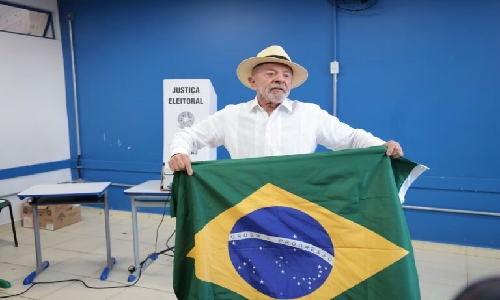 Mendonça dá 24h para remoção de posts sobre Lula e bandeira do Brasil