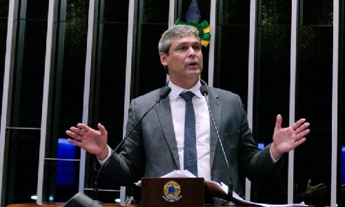 PT aciona PGR contra Flávio Bolsonaro por traição à soberania e submissão aos EUA