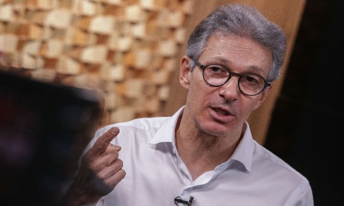 Zema sinaliza aliança com Caiado e chuta Flávio Bolsonaro para fora do tabuleiro eleitoral